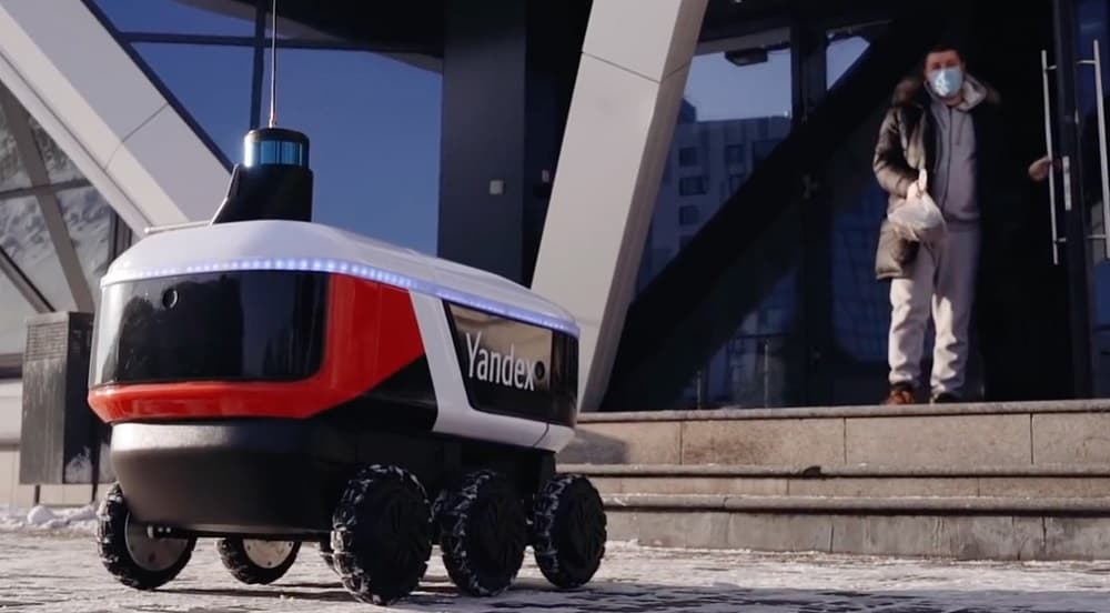 Otonom robot kurye Yandex.Rover yollara çıktı.