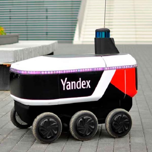 Otonom robot kurye Yandex.Rover yollara çıktı.